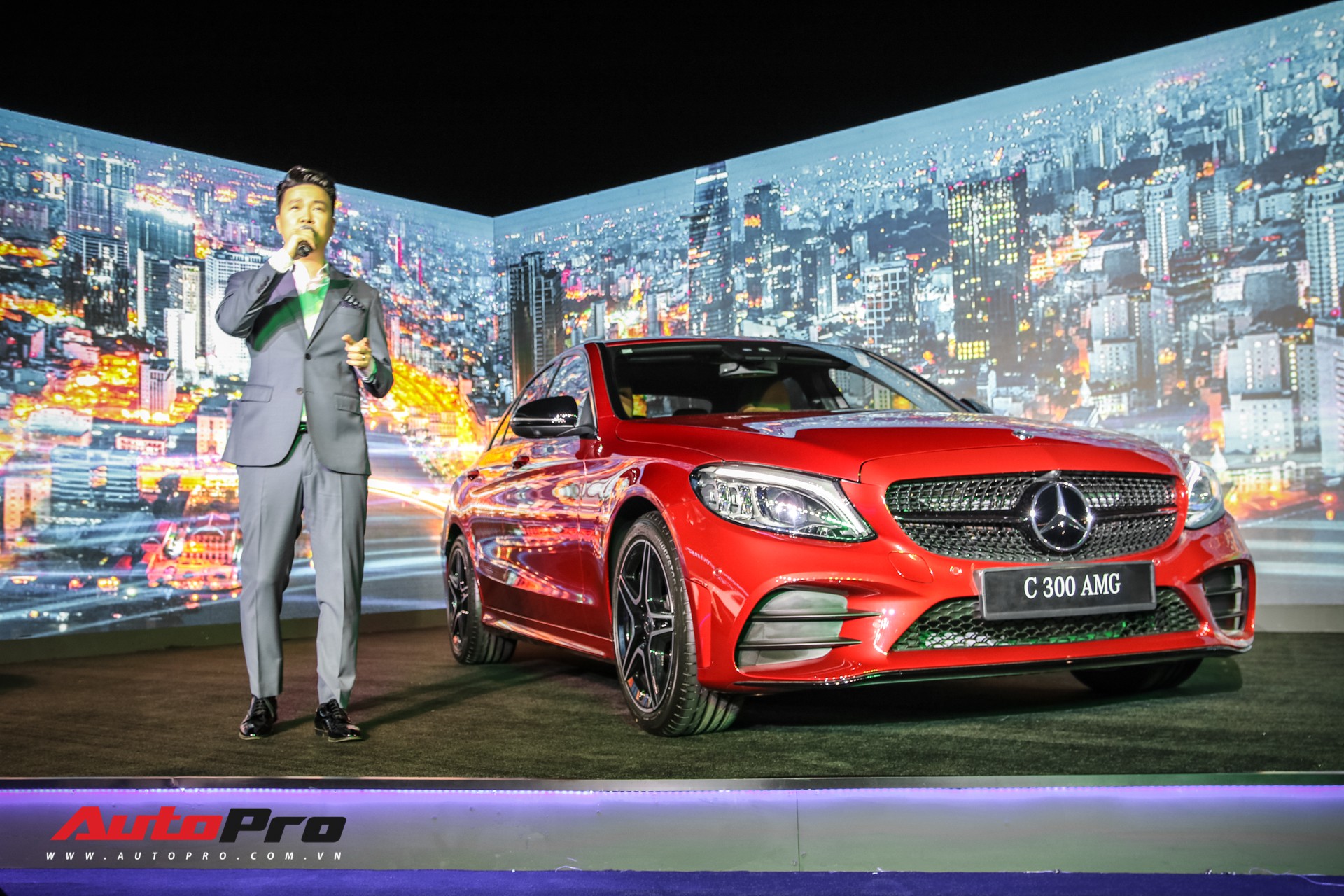 Lê Hiếu hát tại lễ ra mắt Mercedes-Benz C-Class 2019